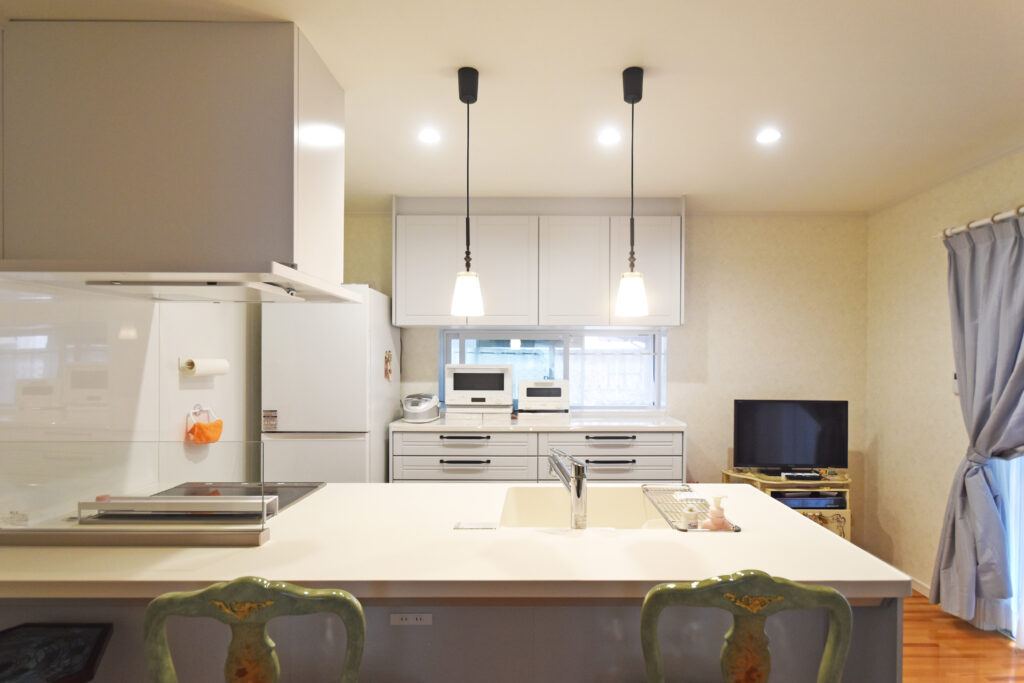 大竹市T様邸キッチンリフォーム後。向きを90度変更した対面式のペニンシュラキッチン。白を基調とした明るい空間。