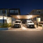 YKK AP プレーンルーフの軒天（天井）アップ。ノイズレスなデザインと、ダウンライトによる美しい陰影。