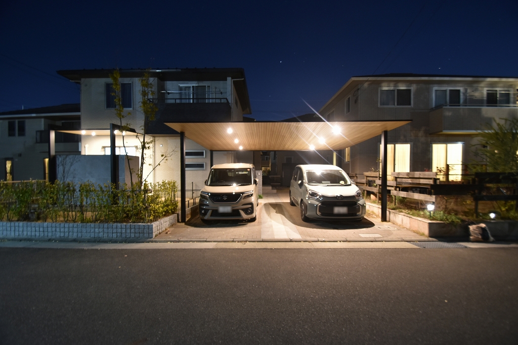 YKK AP プレーンルーフの軒天（天井）アップ。ノイズレスなデザインと、ダウンライトによる美しい陰影。