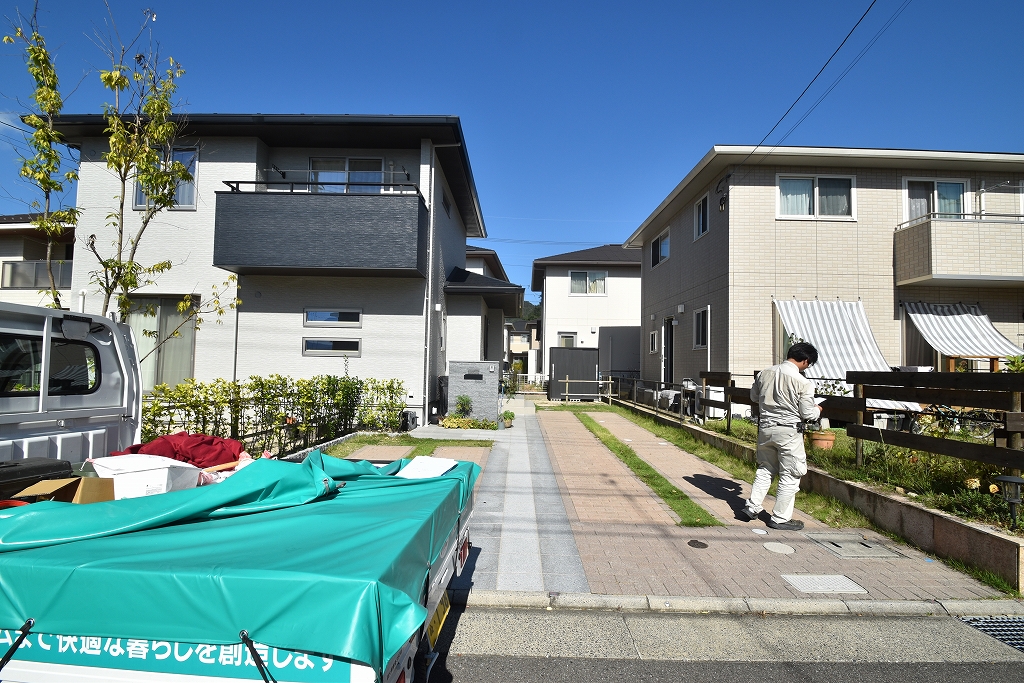 広島市Y様邸リフォーム前の駐車場。屋根のないオープンな駐車スペースの状態。