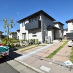 広島市Y様邸リフォーム前の駐車場。屋根のないオープンな駐車スペースの状態。