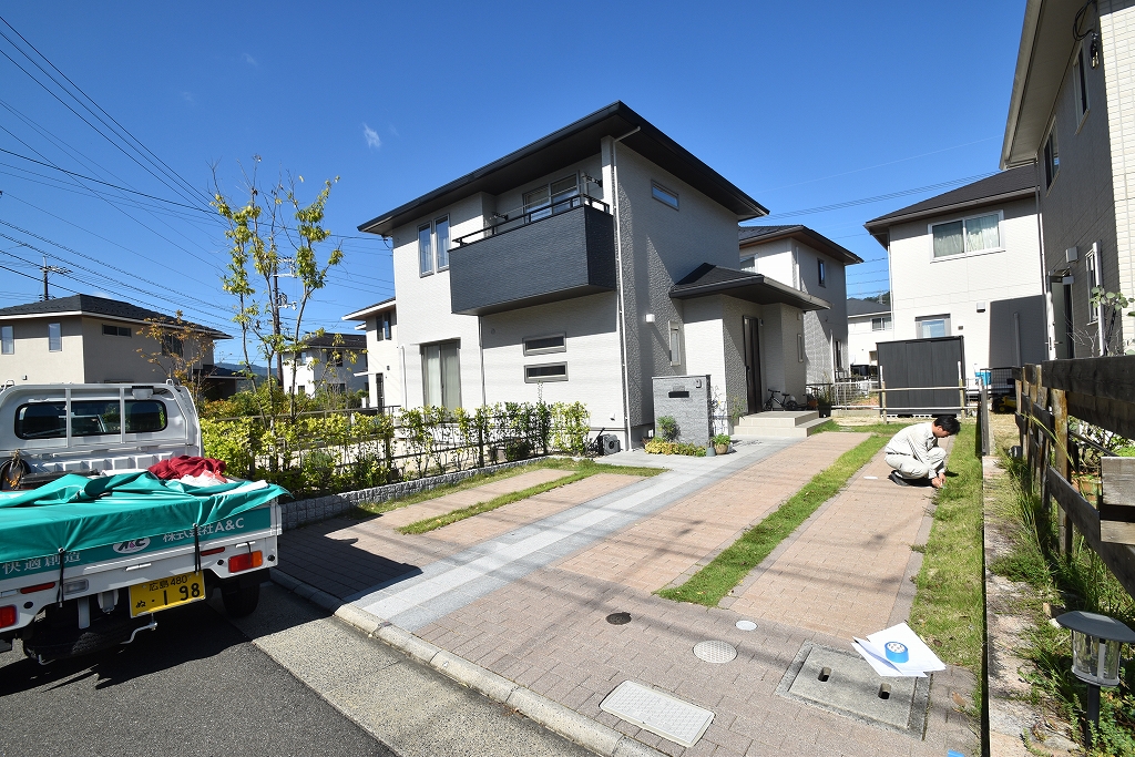 広島市Y様邸リフォーム前の駐車場。屋根のないオープンな駐車スペースの状態。