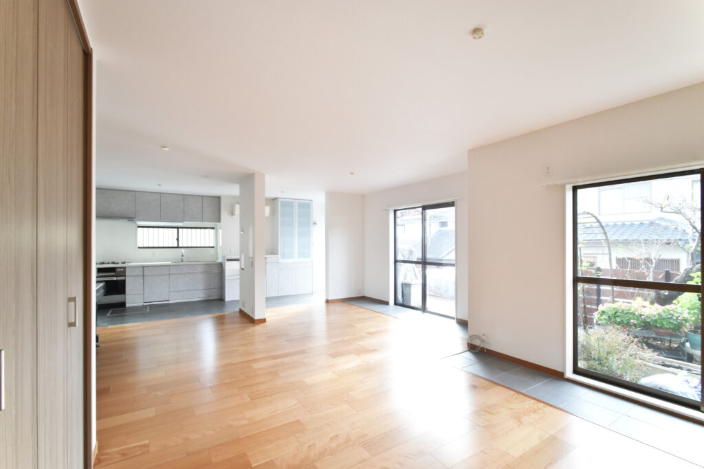 廿日市市T様邸リフォーム後。壁を撤去し和室と洋室を一室につなげた、明るく開放的な広々リビング。