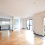 廿日市市T様邸リフォーム後。壁を撤去し和室と洋室を一室につなげた、明るく開放的な広々リビング。