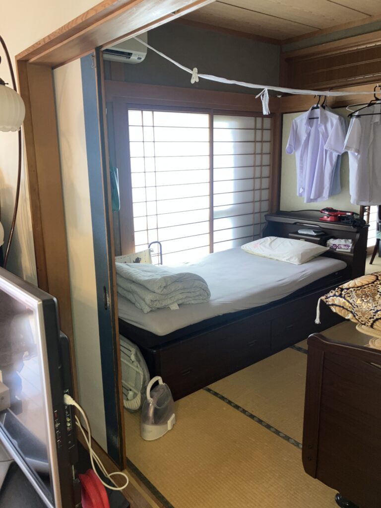 廿日市市T様邸リフォーム前　和室と洋室が壁で仕切られ、空間が分断されている様子。