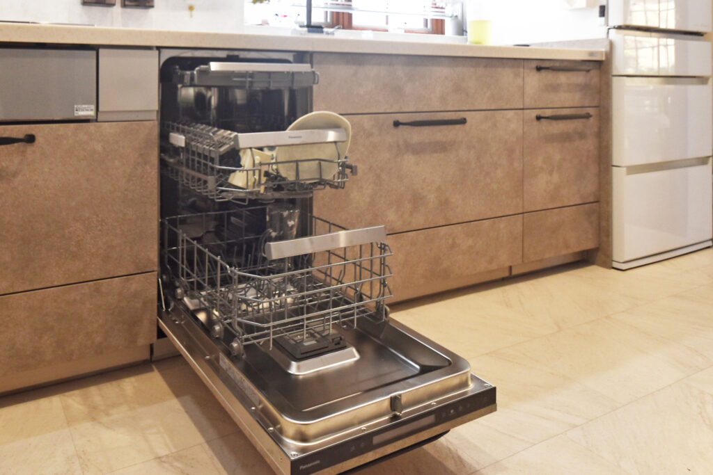 フロントオープン型の大型食洗機を導入。一度にたくさんの食器や調理器具をセットでき、毎日の家事を強力にサポートします。